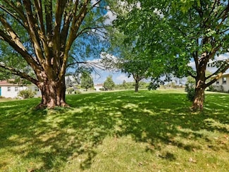 440 Woodlyn Dr, Aurora, IL 60505