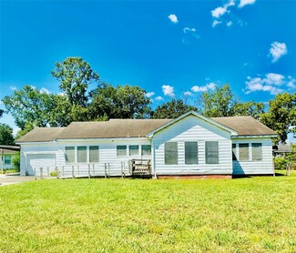 3150 Oakwood Ln, Beaumont, TX 77703