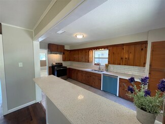 206 W Houston St, Highlands, TX 77562