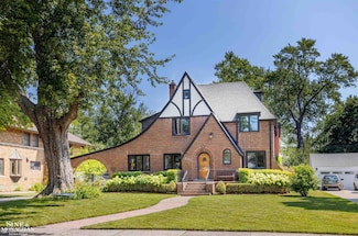 624 Lakepointe St, Grosse Pointe Park, MI 48230