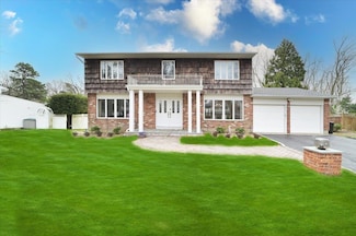 7 Peppermill Ct, ComMacK, NY 11725