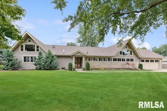 220 Circle Dr, Riverdale, IA 52722