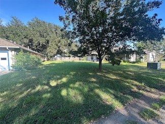 502 Leah Ln, Smithville, TX 78957