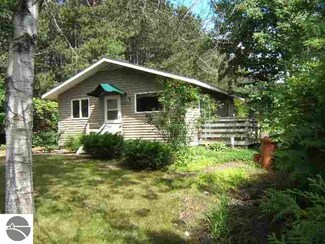 193 E 7th St, Northport, MI 49670