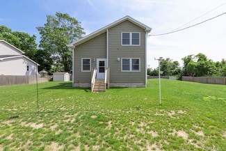 2 Lafayette Dr, Shirley, NY 11967