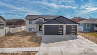 2461 8th St W, Dickinson, ND 58601