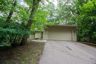 6726 Red Cedar Ln, West Bloomfield, MI 48324