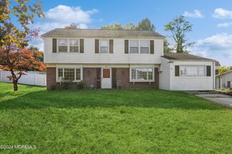 42 Cambridge Dr, Matawan, NJ 07747