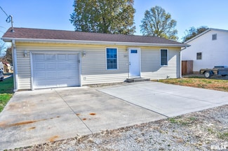 812 S Elevator St, Taylorville, IL 62568