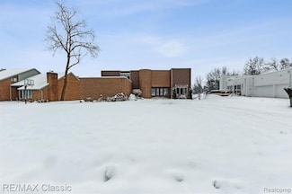 4033 Fox Lake Dr, Bloomfield Hills, MI 48302