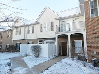 700 Amberly Dr, Waterford, MI 48328
