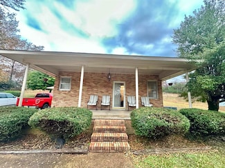 906 Frankfort Rd, Tuscumbia, AL 35674