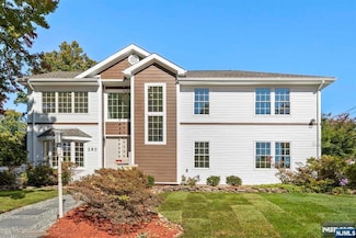 280 North Dr, River Edge, NJ 07661