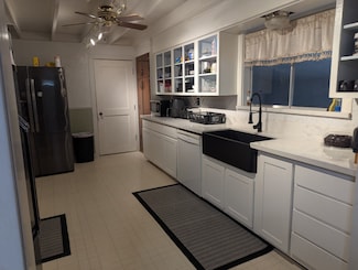 106 W Watt St, El Campo, TX 77437