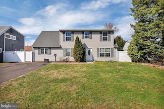 33 Nickelhill Ln, Levittown, PA 19054