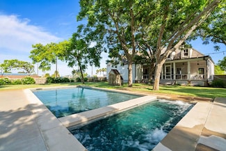 203 N Magnolia St, Rockport, TX 78382