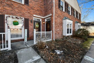 19 Smithfield Ct, Springfield, MA 01108