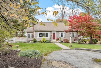 2 Cedarwood Rd, Lynnfield, MA 01940