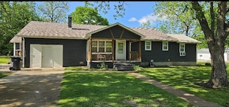 305 8th St, Oswego, KS 67356