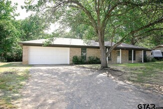 206 Juniper Dr, Palestine, TX 75803