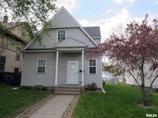 1916 Dixwell St, Davenport, IA 52802