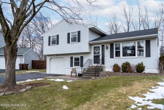 9 Brinker Cir, Glenmont, NY 12077