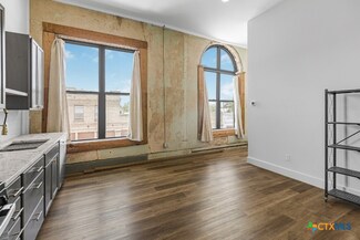 123 W May St Unit 1, Yoakum, TX 77995