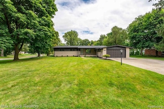 7011 White Pine Dr, Bloomfield Hills, MI 48301