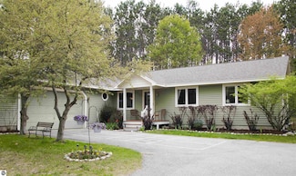 10226 Deerpath N, Traverse City, MI 49685