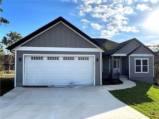 2 Silverspur Ln, Holiday Island, AR 72631