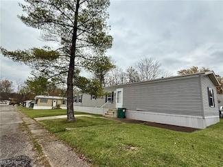 13 Wayne Ln, Chardon, OH 44024