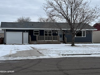 707 Clark Ave, Larimore, ND 58251