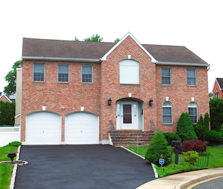 15 Howard Ct, Plainview, NY 11803