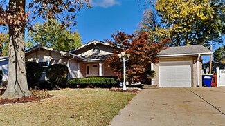 2465 Greenbriar Dr, Florissant, MO 63033