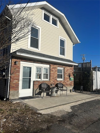 25 Auburn Ave Unit 2, Bay Shore, NY 11706