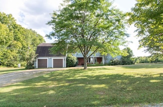 586 Old Coach Rd, Lyndonville, VT 05851