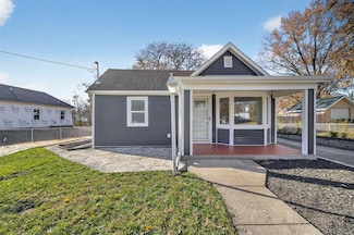 818 E 25th Ct, Des Moines, IA 50317