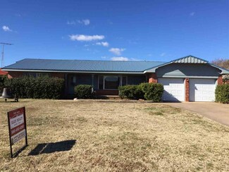 617 S Walnut St, Apache, OK 73006