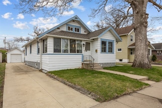 832 Daniels St NE, Cedar Rapids, IA 52402