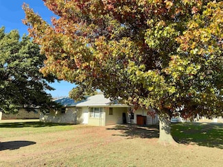 1010 1010 Hillcrest Dr, Waurika, OK