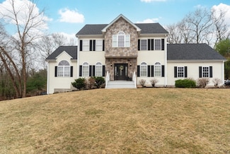 25 Larkin Ln, Hopedale, MA 01747
