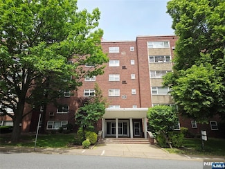 1575 Center Ave Unit 4B, Fort Lee, NJ 07024