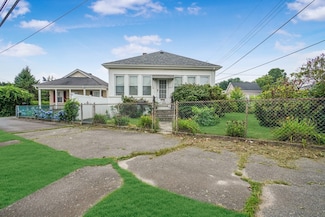 207 Rockdale Ave, South Dartmouth, MA 02748