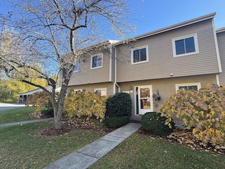 B10 Stonehedge Dr, South Burlington, VT 05403