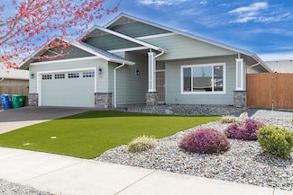 2711 SW Swopes Dr, Grants Pass, OR 97527