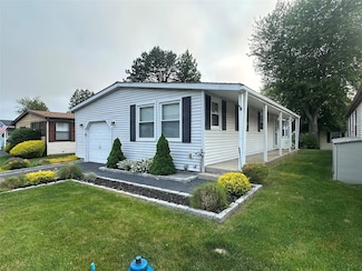 16 Village Cir E, Manorville, NY 11949
