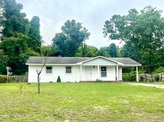 1142 Riverside Cir, Spring Lake, NC 28390