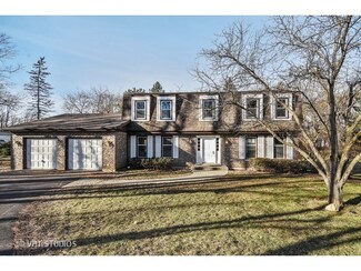 19 White Pines Dr, Lake Barrington, IL 60010