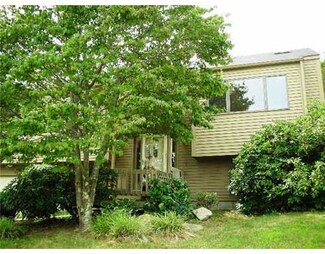 5 Woodcrest Ct, Cranston, RI 02921