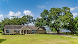 111 S 8th St, Highlands, TX 77562